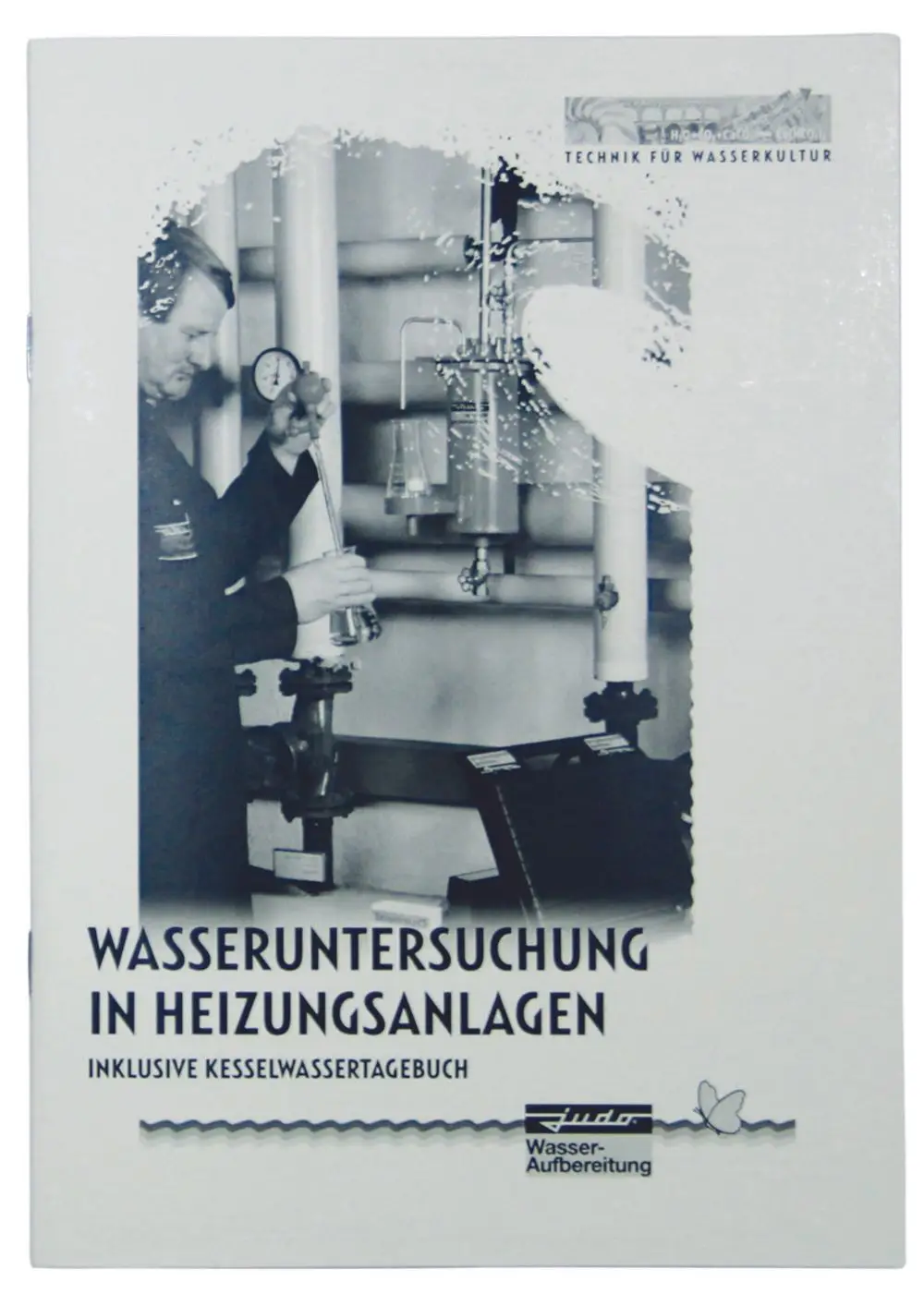 Abdeckung des JUDO Kesselwassertagebuchs mit einem Fachmann, der Wasseruntersuchung in Heizungsanlagen durchführt. Technische Geräte und Messinstrumente sind sichtbar.
